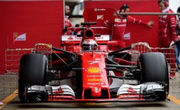 El piloto finlandés Kimi Raikkonen entrando al garaje de su equipo.