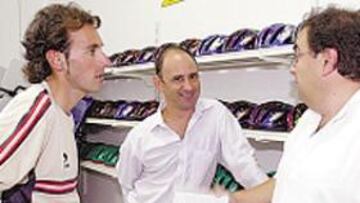 <b>DISPUESTO. </b>Iban Mayo, con Angoitia y el periodista González Linares.