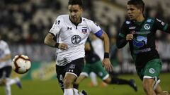 El jugador de Colo Colo Matias Zaldivia juega el balon contra Deportes Puerto Montt.