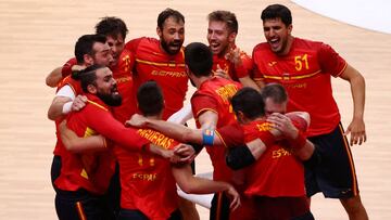 Tokyo 2020 Olympics - Handball - Men - Quarterfinal - Sweden v Spain - Yoyogi National Stadium - Tokyo, Japan - August 3, 2021. Team members of Spain celebrate as Jonathan Carlsbogard of Sweden looks dejected after the match REUTERS/Susana Vera