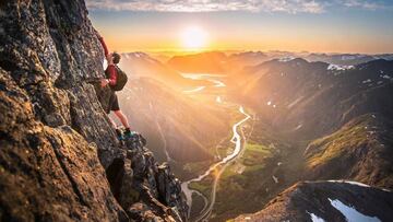 El catal&aacute;n Kilian Jornet escalando una monta&ntilde;a con puesta de sol al fondo. 