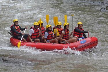 Obama sigue de vacaciones extremas con rafting en familia
