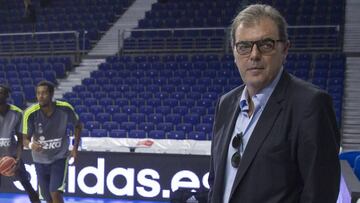 Juan Carlos Sánchez, responsable de la sección del Real Madrid, durante un calentamiento del equipo.