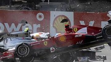 <b>EVITAR LOS RIESGOS. </b>La FIA pretende minimizar el peligro en los accidentes. El de Hamilton y Alonso del domingo pudo ser más grave.