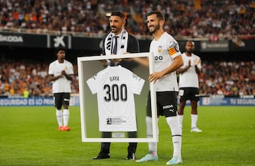 David Villa con posa con José Luis Gayá.