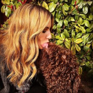 La cantante Edurne en una tierna fotografía junto a Ludo, uno de sus perros de aguas.