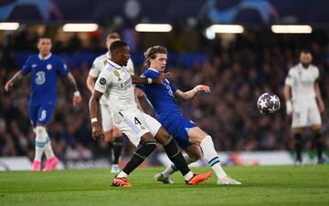 Alaba disputa un balón en Stamford Bridge.