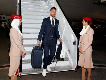 Sergio Ramos baja del avión en Abu Dabi. 