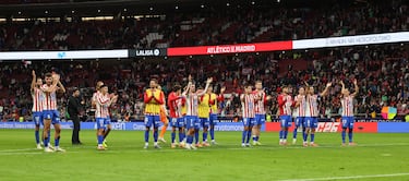Los jugadores rojiblancos saludan a la afición tras el partido. 