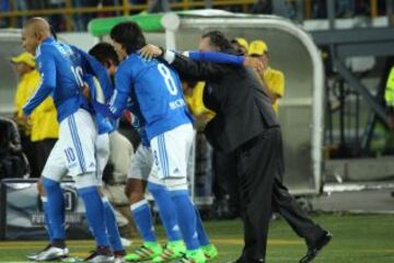 El técnico uruguayo vivió el clásico con mucha intensidad 