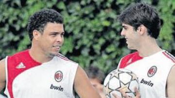 <b>GENIO Y FIGURA. </b>Ronaldo, ahora con el pelo crecido, y Kaká bromean en la pretemporada del Milán.