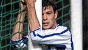 <B>A LA MODA</B>. Savo Milosevic atiende a la prensa con sus mejores galas. Es un crack.