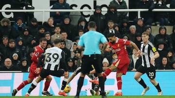 Soccer Football - Premier League - Newcastle United v Liverpool - St James' Park, Newcastle, Britain - December 4, 2024 Liverpool's Mohamed Salah scores their third goal Action Images via Reuters/Lee Smith EDITORIAL USE ONLY. NO USE WITH UNAUTHORIZED AUDIO, VIDEO, DATA, FIXTURE LISTS, CLUB/LEAGUE LOGOS OR 'LIVE' SERVICES. ONLINE IN-MATCH USE LIMITED TO 120 IMAGES, NO VIDEO EMULATION. NO USE IN BETTING, GAMES OR SINGLE CLUB/LEAGUE/PLAYER PUBLICATIONS. PLEASE CONTACT YOUR ACCOUNT REPRESENTATIVE FOR FURTHER DETAILS..