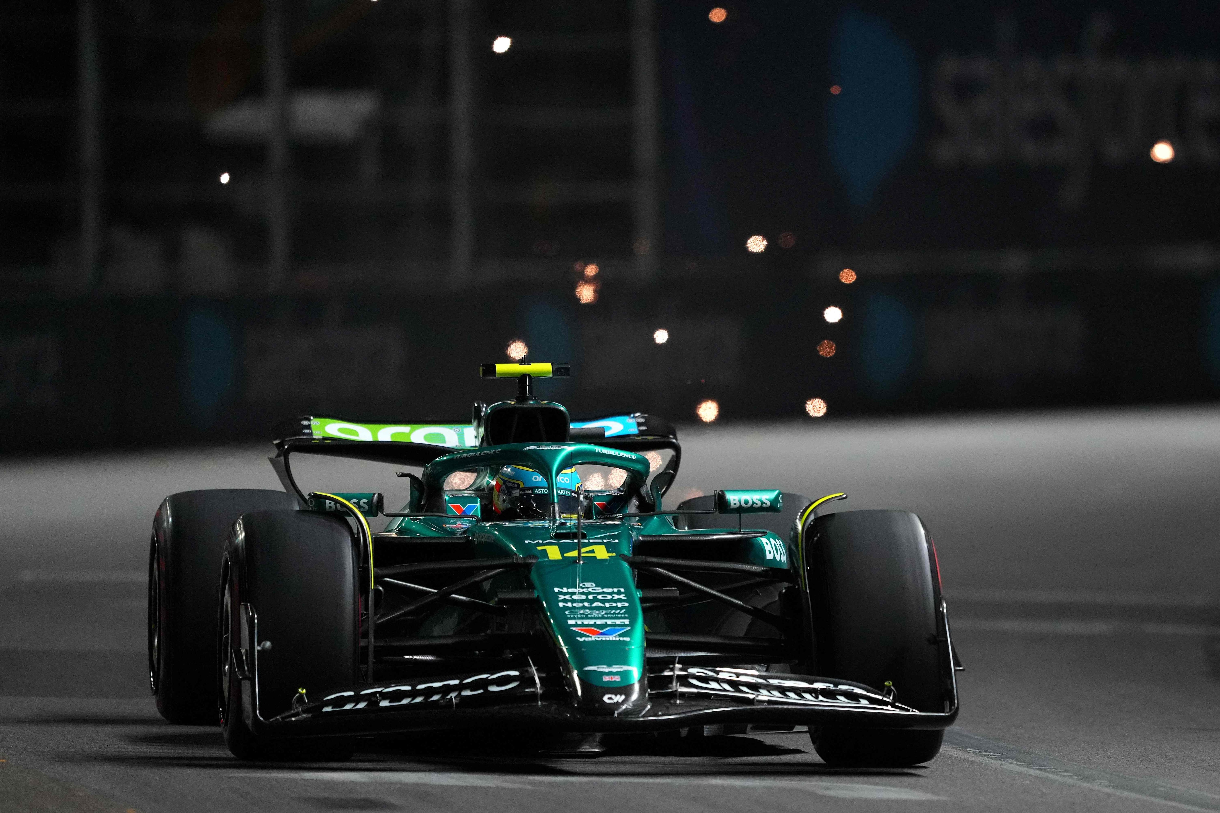 LAS VEGAS, NEVADA - 20 DE NOVIEMBRE: Fernando Alonso de España conduce el Mercedes Aston Martin F1 Team AMR25 (14) durante la práctica previa al Gran Premio de F1 de Las Vegas el 20 de noviembre de 2020 en el Circuito del Strip de Las Vegas. Alex Bierens de Haan/Getty Images/AFP (Alex Bierens de Haan / GETTY IMAGES NORTEAMÉRICA / AFP vía Getty Images)