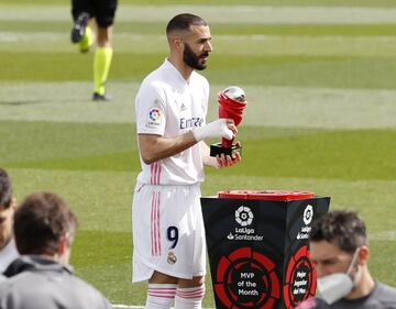 Benzema recibe el trofeo de LaLiga a el Mejor Jugador del mes de marzo.