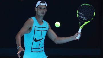 Rafa Nadal golpea la bola durante un entrenamiento de preparaci&oacute;n para el Abierto de Australia 2016.