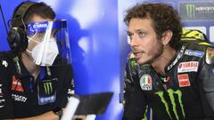 Valentino Rossi en el box con su nuevo jefe de mec&aacute;nicos, David Mu&ntilde;oz.