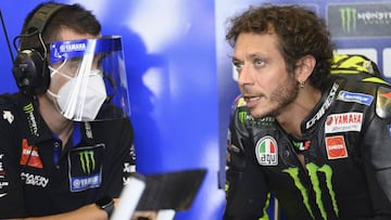 Valentino Rossi en el box con su nuevo jefe de mecánicos, David Muñoz.