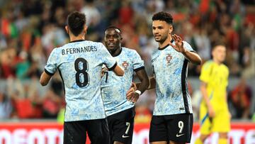 Guimarães (Portugal), 21/03/2024.- Portugal's Bruma (C) celebrates with teammates after scoring the 4-0 goal during an international friendly soccer match between Portugal and Sweden, in Guimaraes, Portugal, 21 March 2024. (Futbol, Amistoso, Suecia) EFE/EPA/JOSE COELHO
