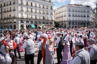 Cientos de personas bailan el chotis durante el pasacalles castizo ‘Bailando por Madrid’ por las Fiestas de San Isidro.