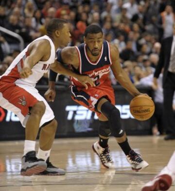 John Wall, defendido por Kyle Lowry. 