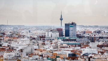 Vista del edificio de Torrespaña 'El Pirulí' desde el Faro de Moncloa, a 19 de septiembre de 2022, en Madrid, (España). Con forma de platillo volante y un ascensor de 110 metros de altura, el faro fue construido en 1992 como torre de iluminación y comunicaciones para celebrar la designación de Madrid como Capital Cultural Europea de ese año. Tras un tiempo en desuso el Ayuntamiento dispuso este espacio con un uso exclusivamente de mirador, con vista de 360º, desde el que contemplar la capital y muchos de sus edificios emblemáticos.
21 SEPTIEMBRE 2022;TURISMO;PUERTA DE MONCLOA;CIELO AZUL;ARQUITECTURA;EDIFICIO EMBLEMÁTICO;CASAS;VIVIENDA;VIVIENDA SEGUNDA MANO;CIUDAD;TEJADOS;
Carlos Luján / Europa Press
21/09/2022