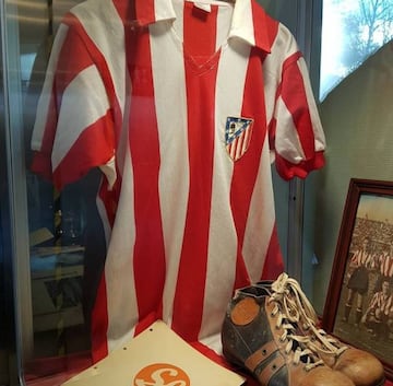 Camiseta del Atl&eacute;tico y botas de Henry Carlsson.