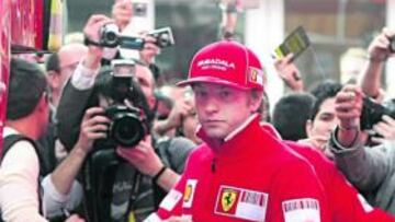 <b>ASEDIADO. </b>El piloto de Ferrari escapó a la carrera de sus fans.