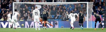 Benzema hizo el 2-0 de penalti.