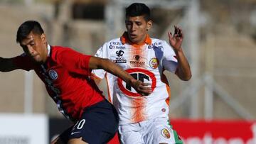 El jugador de Cerro Porteno, Marcelo Estigarribia, izquierda, disputa el balon con Israel Poblete 