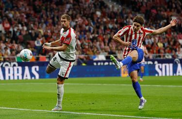 1-0. Gran centro de Marcos Llorente desde la derecha que remata Julián Álvarez sin dejarla caer, con la pierna izquierda, al fondo de la portería de Augusto Batalla.