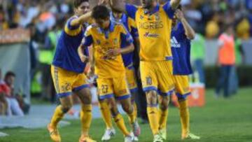 Gignac celebra el primer gol de los Tigres contra el Internacional.