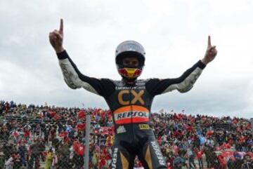 El piloto catalán se lleva su segundo mundial, esta vez en Moto 2, tras ganar la carrera del Gran Premio de Valencia. En la imagen, Márquez celebra la victoria. 