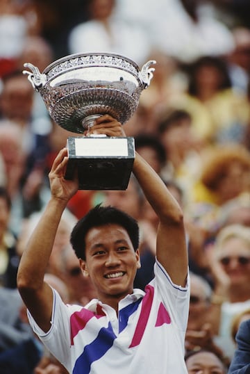 De haber sido una final, el encuentro que disputaron Michael Chang e Ivan Lendl en París en 1989 habría estado en uno de los lugares más altos de la historia del tenis, pero solo fueron unos octavos de final. Tras desquiciar y eliminar a Lendl en aquel duelo con sus globos y saques de cuchara, el descarado adolescente se plantó en la final ante un Stefan Edberg que tenía todo de cara para ser campeón. Pero Chang demostró que su legado solo acababa de empezar y que estaba hecho de otra pasta. Un auténtico escapista, capaz de sacarse mil y un recursos de la chistera, que derrotó al gran favorito aquel año para alzar el título con tan solo 17 años: 6-1, 3-6, 4-6, 6-4, 6-2.