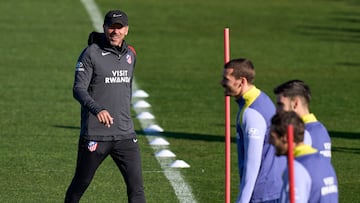Simeone, durante la última sesión del año 2025 del Atlético, junto a Griezmann.