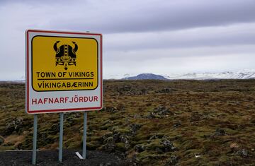 Hafnarfj?r?ur, situada en la costa suroeste de Islandia, es una encantadora ciudad portuaria que se encuentra a solo 10 km al sur de Reykjav¨ªk. Al llegar, los turistas son recibidos por un atractivo cartel que les da la bienvenida a una "ciudad de vikingos", evocando la rica historia y la herencia cultural de la regi¨®n.