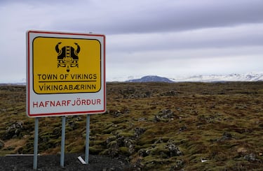Hafnarfjörður, situada en la costa suroeste de Islandia, es una encantadora ciudad portuaria que se encuentra a solo 10 km al sur de Reykjavík. Al llegar, los turistas son recibidos por un atractivo cartel que les da la bienvenida a una "ciudad de vikingos", evocando la rica historia y la herencia cultural de la región.
