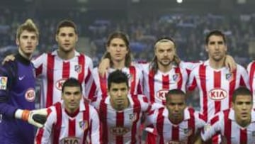 <b>ONCE INICIAL. </b>La alineación del Atlético posaba en Cornellà con la publicidad de KIA en la camiseta.