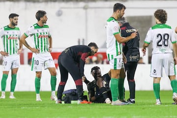 Kouamé se marchó lesionado del amistoso frente al Atlético Sanlqueño.