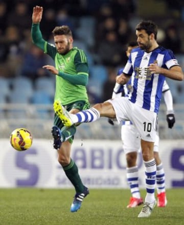 El jugador de la Real Sociedad Xabi Prieto lucha un balón con Sergi Gómez, del Celta de Vigo.