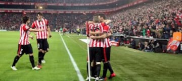 1-0. Aduriz celebró el primer tanto con sus compañeros.