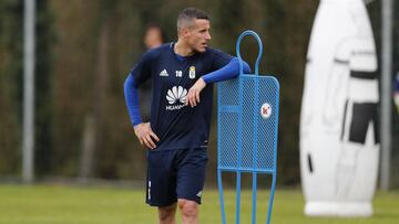 Christian Fernández durante un entrenamiento con el Real Oviedo.