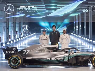 Toto Wolff, director ejecutivo de Mercedes F1, con los pilotos Lewis Hamilton y Valtteri Bottas