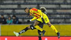 Deportivo Pereira's forward Arley Rodriguez (Front) and Independiente del Valle's midfielder Julio Ortiz (Back) fight for the ball during the Copa Libertadores round of 16 second leg football match between Ecuador's Independiente del Valle and Colombia's Deportivo Pereira, at the Atahualpa Olympic stadium in Quito, on August 9, 2023. (Photo by Rodrigo BUENDIA / AFP)