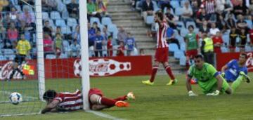 El delantero del Atlético de Madrid Diego Costa , se golpea la pierna con el poste tras marcar el segundo gol ante el Getafe