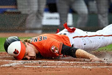 Baltimore Orioles y Texas Rangers se enfrentaron este fin de semana en la segunda ronda de playoffs de la MLB en Camden Yards, donde los texanos hicieron morder el polvo a los locales (8-11). En la foto, el tercera base de los Orioles, Gunnar Henderson, se lanza sobre la última base para anotar una carrera durante la primera entrada. 