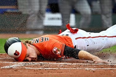 Baltimore Orioles y Texas Rangers se enfrentaron este fin de semana en la segunda ronda de playoffs de la MLB en Camden Yards, donde los texanos hicieron morder el polvo a los locales (8-11). En la foto, el tercera base de los Orioles, Gunnar Henderson, se lanza sobre la última base para anotar una carrera durante la primera entrada. 