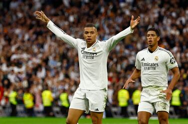 Mbappé celebra su primer gol en el partido. Bellingham fue el primero que llegó a celebrarlo con su compañero.