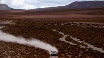 Quinta etapa, San Salvador de Jujuy-Uyuni. El francés Sebastien Loeb con Peugeot.