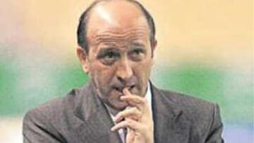 <b>PENSATIVO. </b>Así se pasó Lotina la mayor parte del partido de Getafe.